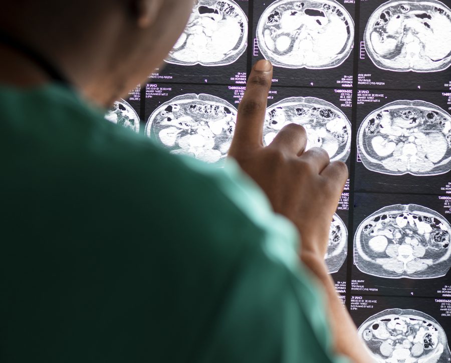 Personale del Centro Augusto durante la lettura di un esame di diagnostica per immagini a Napoli